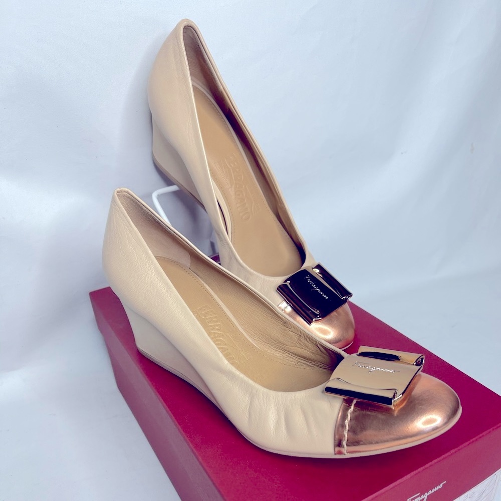 Salvatore Ferragamo US 8.5 leather wedges gold new